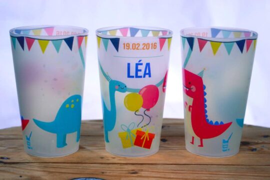 vaisselle-fete-anniversaire-reutilisable-ecologique-gobelet-personnalise-dinosaure
